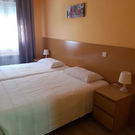 Hostal La Pared Torres de la Alameda エクステリア 写真
