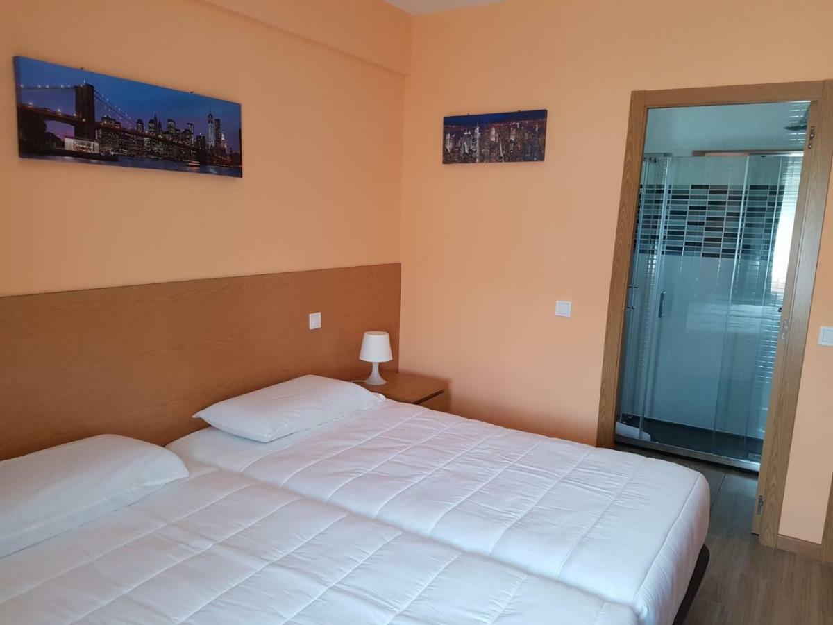 Hostal La Pared Torres de la Alameda エクステリア 写真