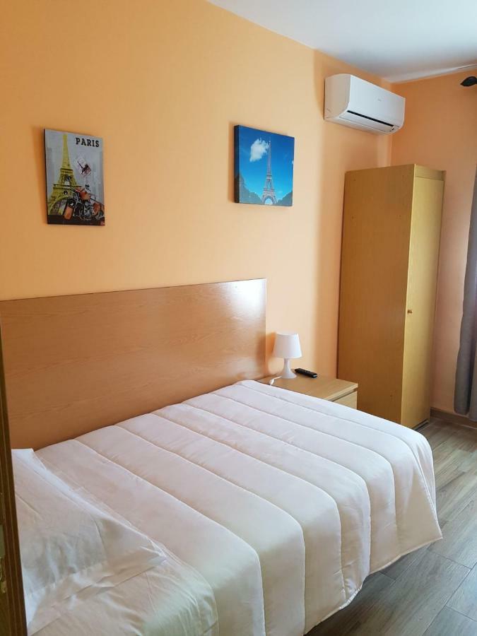 Hostal La Pared Torres de la Alameda エクステリア 写真