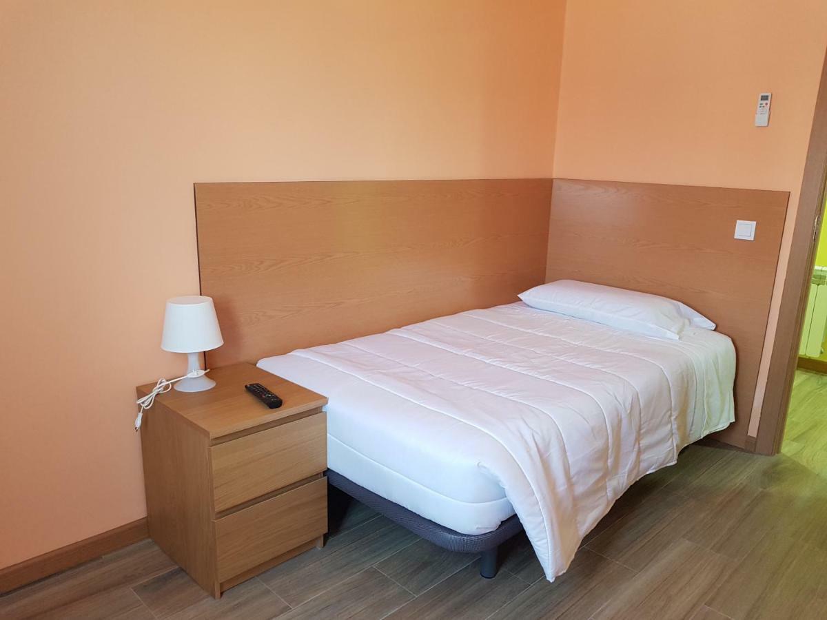 Hostal La Pared Torres de la Alameda エクステリア 写真