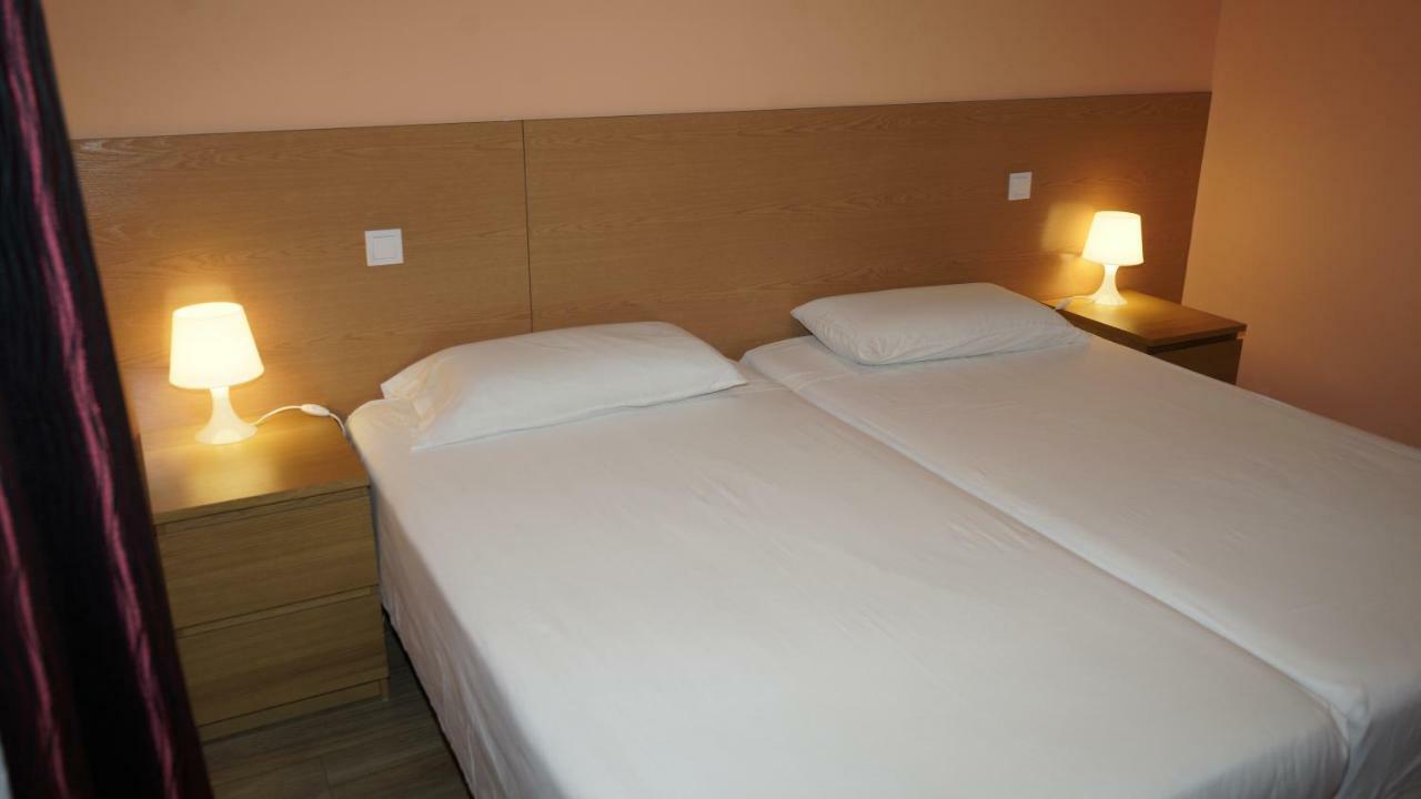 Hostal La Pared Torres de la Alameda エクステリア 写真