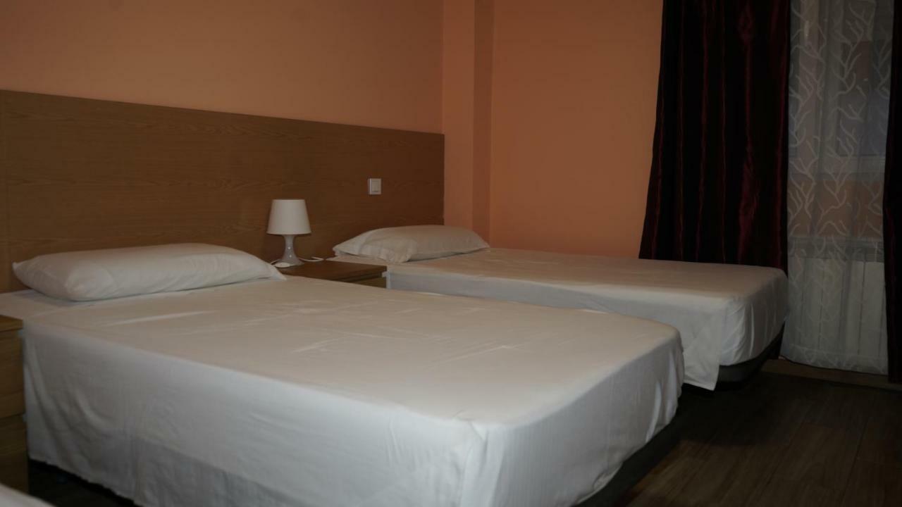 Hostal La Pared Torres de la Alameda エクステリア 写真