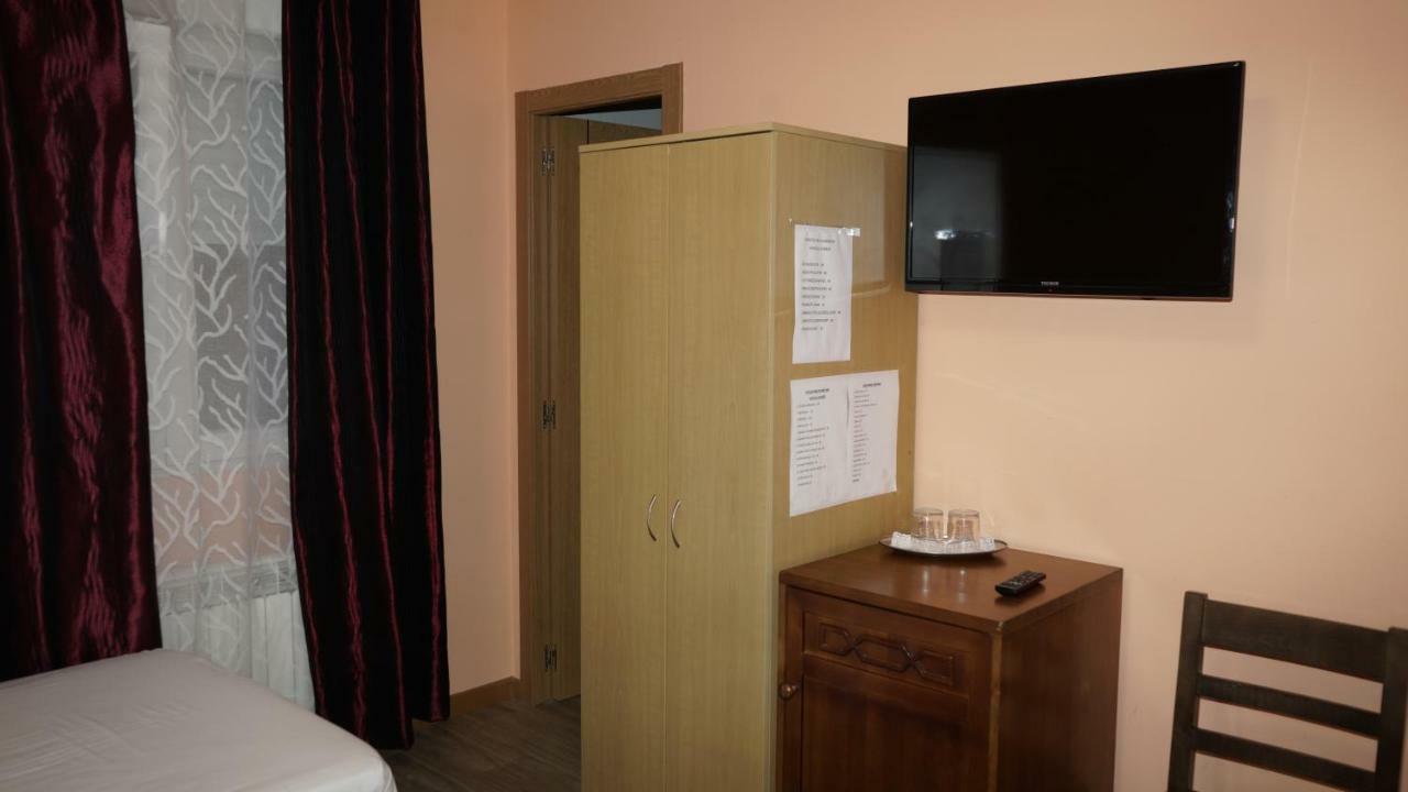Hostal La Pared Torres de la Alameda エクステリア 写真