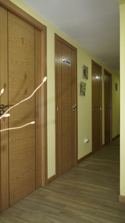 Hostal La Pared Torres de la Alameda エクステリア 写真