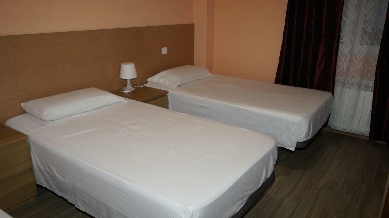Hostal La Pared Torres de la Alameda エクステリア 写真