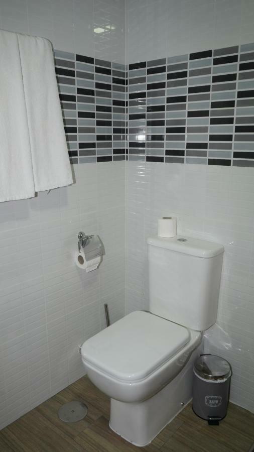 Hostal La Pared Torres de la Alameda エクステリア 写真