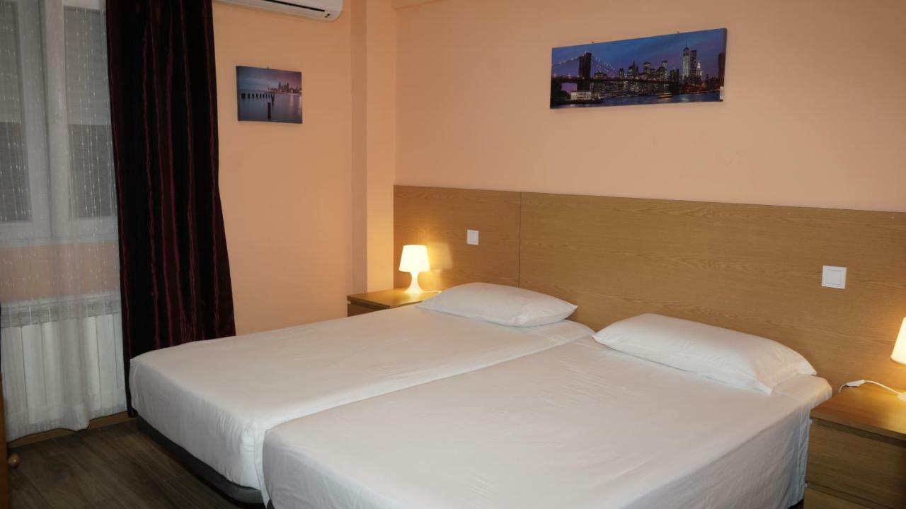 Hostal La Pared Torres de la Alameda エクステリア 写真