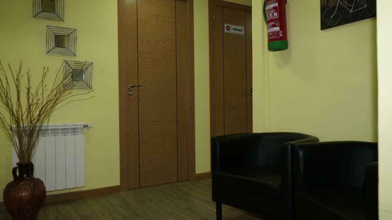 Hostal La Pared Torres de la Alameda エクステリア 写真